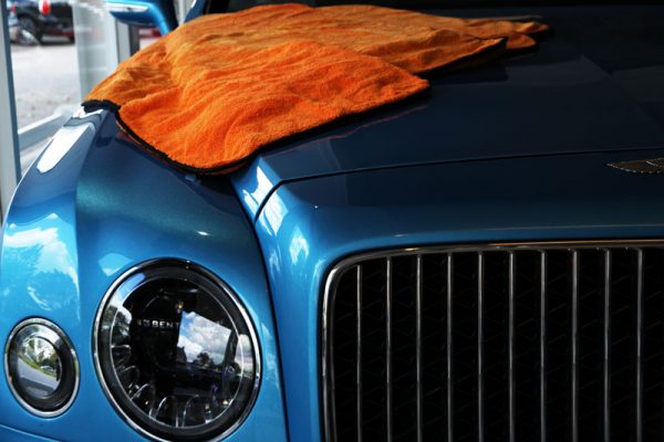 bentley-lak-poetsen-blauw-oranje-doek-lak