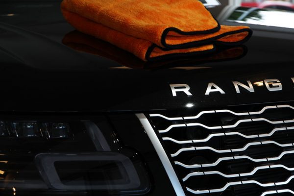 range-rover-oranje-doek-zwart-lak-schoonmaak